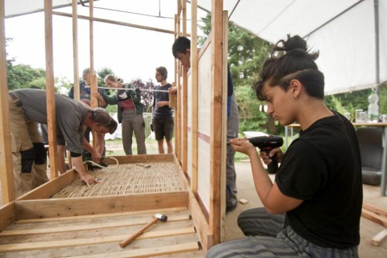 Jugendliche beim Bau der Holzkonstruktion der Komposttoilette. | Foto: Hendrik Silbermann (ARTWORKs)