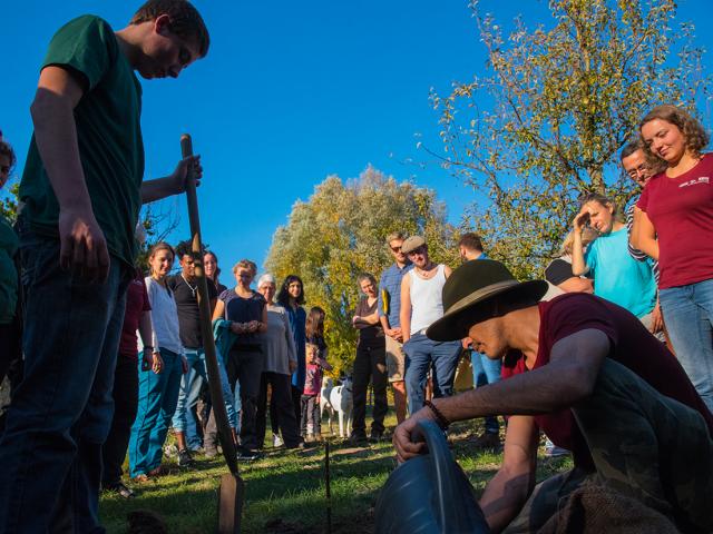 Abschlusspräsentation der Obstmanufaktur | Foto: Hendrik Silbermann (ARTWORks) Wir pflanzen einen Apfelbaum | Foto: Hendrik Silbermann (ARTWORks)