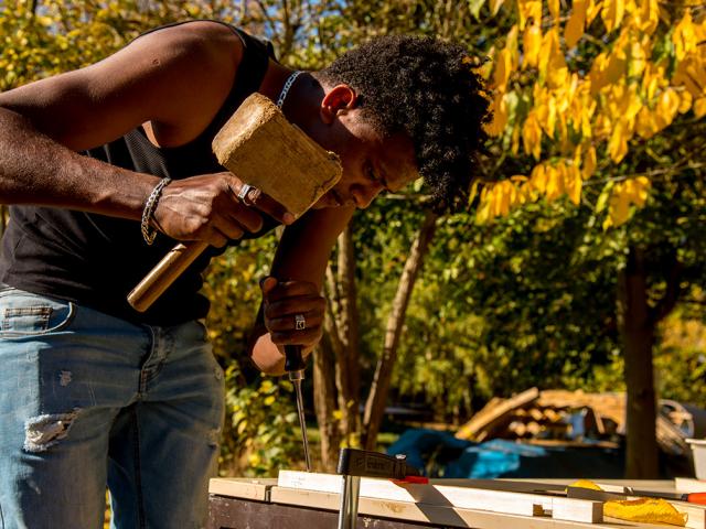 Zimmerei-Werkstatt: Wir bauen ein Fachwerkhausmodell | Foto: Hendrik Silbermann (ARTWORks) Bauen am Fachwerkhaus-Modell | Foto: Hendrik Silbermann (ARTWORks)