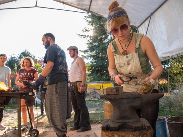 Schmieden von Klein- und Gebrauchskunst | Foto: Hendrik Silbermann (ARTWORks) Schmieden am Ambos | Foto: Hendrik Silbermann (ARTWORks)