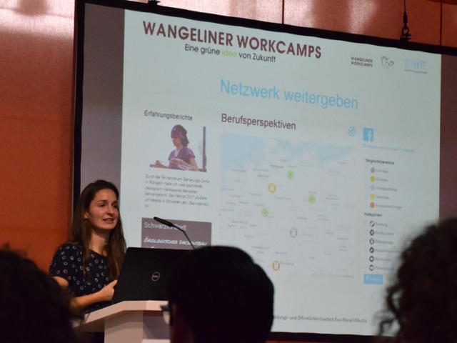 Im Vortrag wurden die Ergebnisse des Projektes vorgestellt und Fragen beantwortet. | Foto: A. Theis Im Vortrag wurden die Ergebnisse des Projektes vorgestellt und Fragen beantwortet, Eva-Maria Mikutta steht am Pult auf der Bühne. | Foto: A. Theis