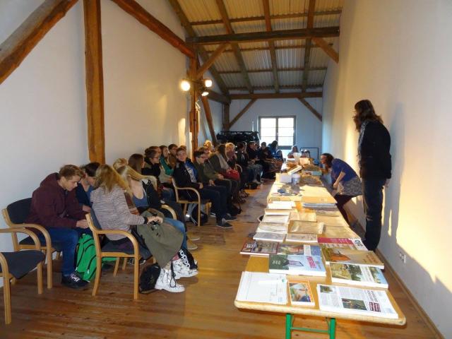 Schüler*innen beim Mitmach-Stand der Wangeliner Workcamps | Foto: Eva Greischel Vorstellung der WWC