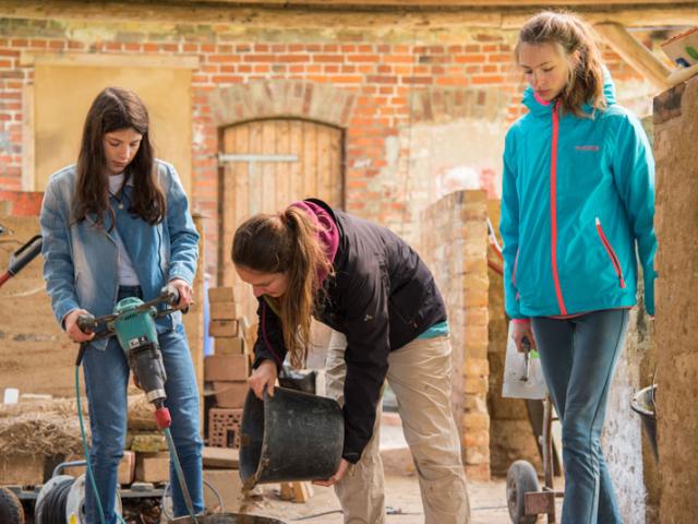 Mit dem Handmischer rühren wir den Lehmputz an Junge Frauen im Handwerk und Lehmbau beim Girls'Day 2018