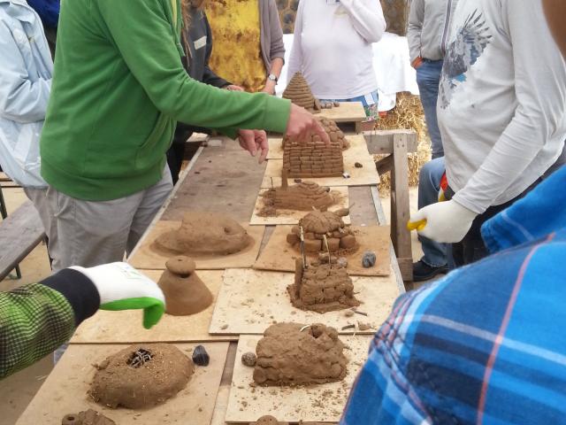 Workcamp-Teilnehmende bauen ein Modell eines Lehmbackofens. | Foto: FAL e.V. Workcamp-Teilnehmende bauen ein Modell eines Lehmbackofens.