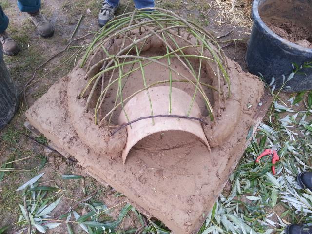 Ein Lehmbackofen entsteht. | Foto: FAL e.V. Lehmofen