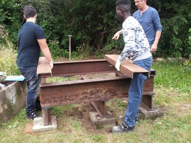 Workcamp-Teilnehmende bauen einen Lehmbackofen. | Foto: FAL e.V. Workcamp-Teilnehmende bauen einen Lehmbackofen.