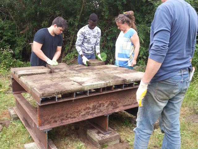 Workcamp-Teilnehmende bauen einen Lehmbackofen. | Foto: FAL e.V. Workcamp-Teilnehmende bauen einen Lehmbackofen.
