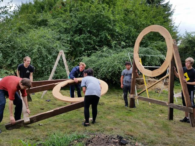 Bauen aus gebrauchten Materialien. | Foto: FAL e.V. Workcamp-Teilnehmende beim Upcycling
