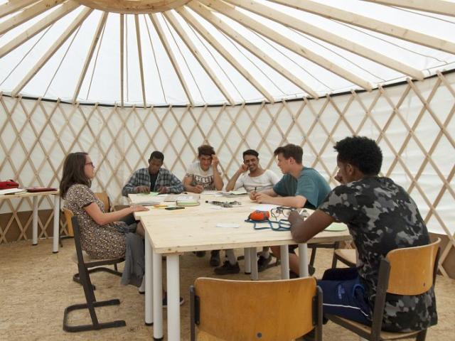Seminar mit Informationen zum Lehmbau und zu handwerklichen Berufen. | Foto: Hendrik Silbermann (ARTWORKs) Jugendliche in einer Jurte bei einem Seminar mit Informationen zum Lehmbau und zu handwerklichen Berufen. | Foto: Hendrik Silbermann (ARTWORKs)