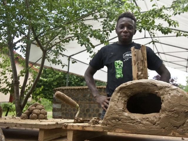 Stolz wird das Modell präsentiert. | Foto: Hendrik Silbermann (ARTWORKs) Stolz wird das Modell von einem Jugendlichen präsentiert. | Foto: Hendrik Silbermann (ARTWORKs)