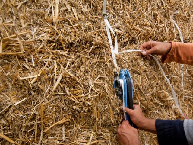 Die Ballen werden verbunden. | Foto: Hendrik Silbermann (ARTWORKs) Die Ballen werden verbunden. | Foto: Hendrik Silbermann (ARTWORKs)