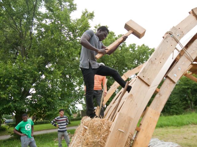 Mit dem Hammer werden die Strohballen ineinander gepresst, um Stabilität zu erhalten. | Foto: Hendrik Silbermann (ARTWORKs) Mit dem Hammer werden die Strohballen ineinander gepresst, um Stabilität zu erhalten. | Foto: Hendrik Silbermann (ARTWORKs)