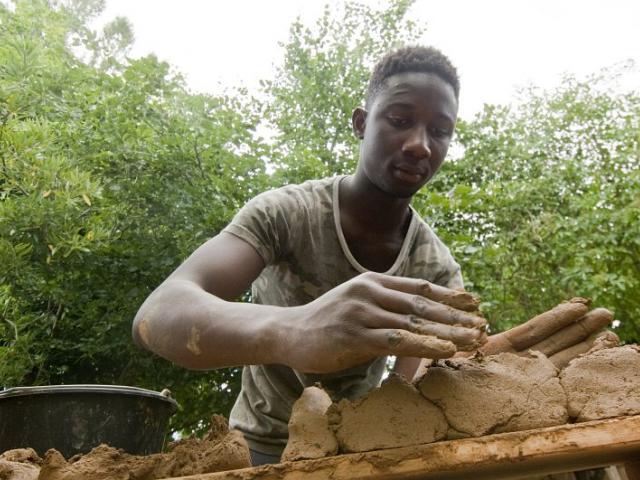 Ein Gefühl für den Lehm entsteht. | Foto: Hendrik Silbermann (ARTWORKs) Ein Jugendlicher arbeitet mit Lehm. | Foto: Hendrik Silbermann (ARTWORKs)