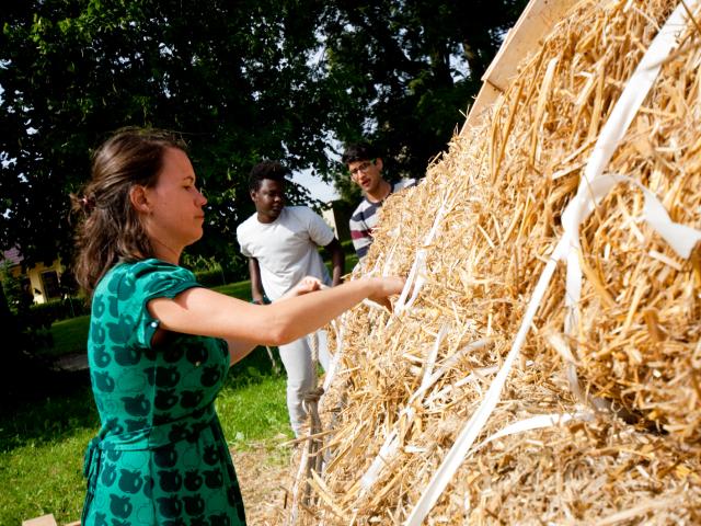 Verbindung der Strohballen mit Bändern. | Foto: Hendrik Silbermann (ARTWORKs) Verbindung der Strohballen mit Bändern. | Foto: Hendrik Silbermann (ARTWORKs)
