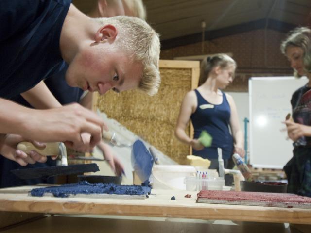 Experimentieren mit Lehmfarben. | Foto: Hendrik Silbermann (ARTWORKs) Experimentieren mit Lehmfarben. | Foto: Hendrik Silbermann (ARTWORKs)