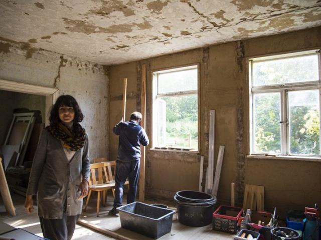 Das alte Fachwerkhaus. | Foto: Hendrik Silbermann (ARTWORKs) Zwei Teilnehmende in einem Raum im alten Fachwerkhaus. | Foto: Hendrik Silbermann (ARTWORKs)