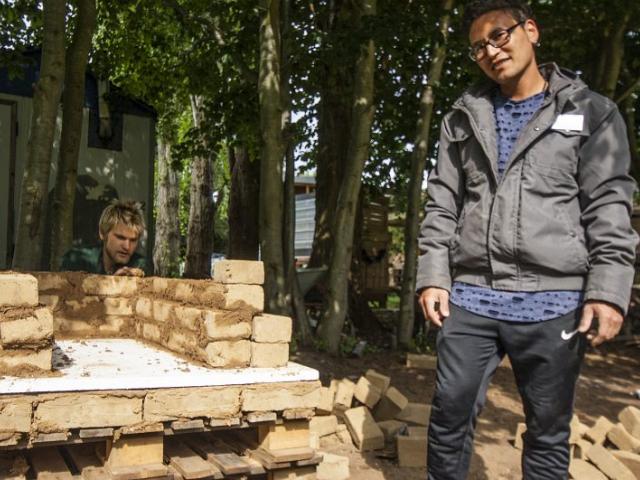 Teilnehmende während des Wangeliner Workcamps. | Foto: Hendrik Silbermann (ARTWORKs) Teilnehmende während des Wangeliner Workcamps neben dem halb fertigen Ofen. | Foto: Hendrik Silbermann (ARTWORKs)