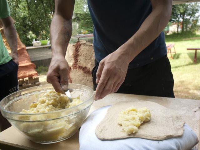 Vorbereitung der Speisen für das Backen im Lehmofen. | Foto: Hendrik Silbermann (ARTWORKs) Vorbereitung der Speisen für das Backen im Lehmofen. | Foto: Hendrik Silbermann (ARTWORKs)