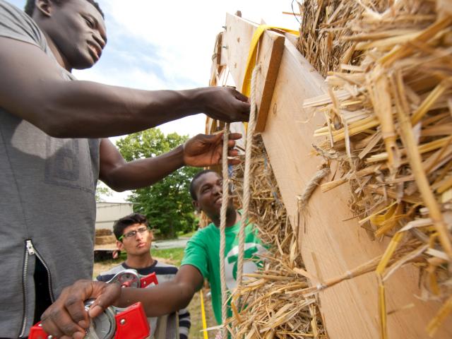 Stabilisierung der Strohballen durch Spanngurte. | Foto: Hendrik Silbermann (ARTWORKs) Stabilisierung der Strohballen durch Spanngurte. | Foto: Hendrik Silbermann (ARTWORKs)