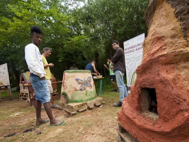 Die entstandenen Lehmbacköfen. | Foto: Hendrik Silbermann (ARTWORKs) Die entstandenen Lehmbacköfen werden gezeigt. | Foto: Hendrik Silbermann (ARTWORKs)
