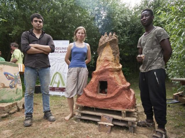 Stolz präsentieren die jungen Erwachsenen ihren entstandenen Lehmbackofen. | Foto: Hendrik Silbermann (ARTWORKs) Stolz stehen die jungen Erwachsenen neben ihrem entstandenen Lehmbackofen. | Foto: Hendrik Silbermann (ARTWORKs)