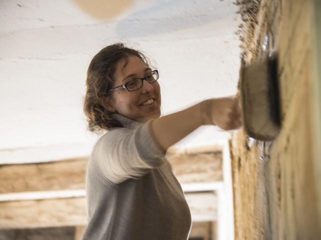 Restaurierung | Foto: Hendrik Silbermann (ARTWORKs) Eine junge Frau restauriert die Wand in einem Haus. | Foto: Hendrik Silbermann (ARTWORKs)