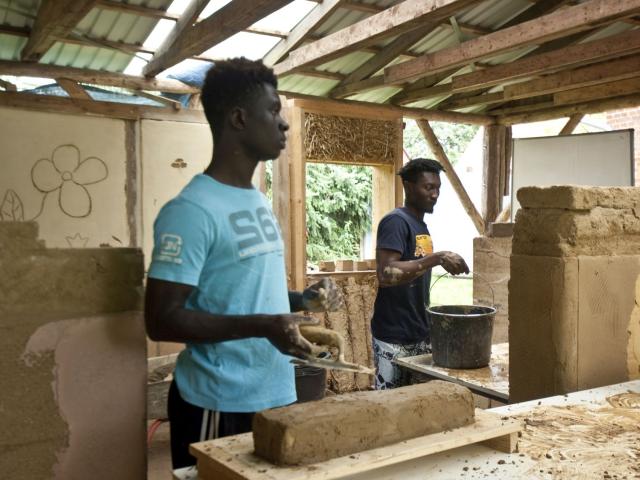 Experimentieren mit Lehm. | Foto: Hendrik Silbermann (ARTWORKs) Teilnehmende experimentieren mit Lehm. | Foto: Hendrik Silbermann (ARTWORKs)