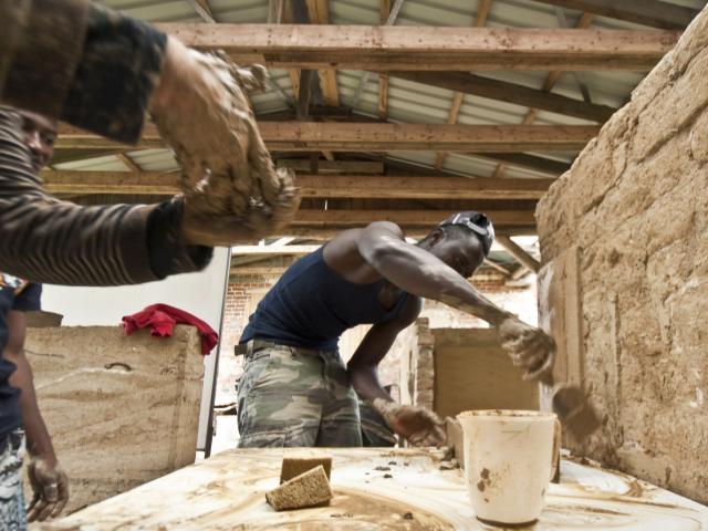 Verputzen einer Wand. | Foto: Hendrik Silbermann (ARTWORKs) Eine Wand wird verputzt. | Foto: Hendrik Silbermann (ARTWORKs)