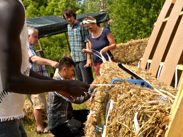 In Brückenrichtung werden jeweils die Ballen zweier Lagen mit Packgurt verdichtet. | Foto: Hendrik Silbermann (ARTWORKs) In Brückenrichtung werden jeweils die Ballen zweier Lagen mit Packgurt verdichtet. | Foto: Hendrik Silbermann (ARTWORKs)