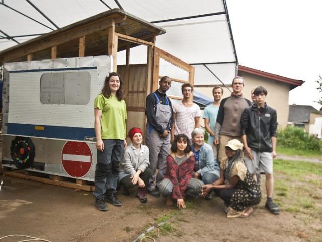 Die Teilnehmenden sind stolz auf ihr Ergebnis. | Foto: Hendrik Silbermann (ARTWORKs) Die Teilnehmenden sind stolz auf ihr Ergebnis und stehen vor der fertigen Komposttoilette. | Foto: Hendrik Silbermann (ARTWORKs)