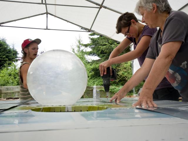 Das Dach einschließlich Oberlicht wird bearbeitet. | Foto: Hendrik Silbermann (ARTWORKs) Das Dach einschließlich Oberlicht wird bearbeitet. | Foto: Hendrik Silbermann (ARTWORKs)