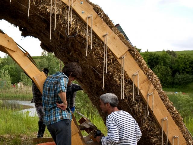 Die beiden äußeren Randbohlen sind in jeder Ballenlage mit den Seilen verspannt. | Foto: Hendrik Silbermann (ARTWORKs) Die beiden äußeren Randbohlen sind in jeder Ballenlage mit den Seilen verspannt. | Foto: Hendrik Silbermann (ARTWORKs)