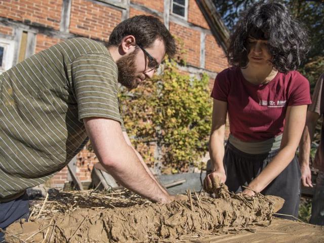Fertigung von Lehmwickeln | Foto: Hendrik Silbermann (ARTWORKs) Fertigung von Lehmwickeln durch zwei Teilnehmende. | Foto: Hendrik Silbermann (ARTWORKs)