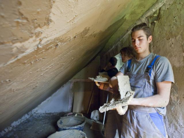 Auch die Wände der Dachschrägen werden verputzt. | Foto: Hendrik Silbermann (ARTWORKs) Auch die Wände der Dachschrägen werden verputzt. | Foto: Hendrik Silbermann (ARTWORKs)
