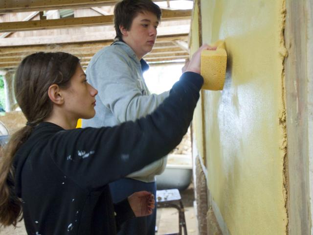 Nachbearbeitung mit dem Schwamm. | Foto: Hendrik Silbermann (ARTWORKs) Nachbearbeitung mit dem Schwamm. | Foto: Hendrik Silbermann (ARTWORKs)