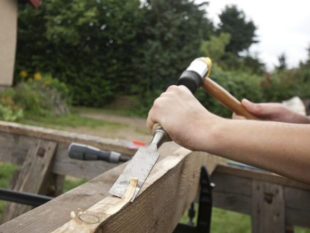 Hobeln | Foto: Hendrik Silbermann (ARTWORKs) Ein Stück Holz wird gehobelt. | Foto: Hendrik Silbermann (ARTWORKs)