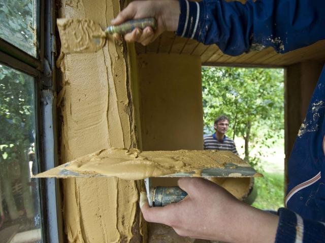 Der Edelputz wird an der Innenwand des Bauwagens aufgezogen. | Foto: Hendrik Silbermann (ARTWORKs) Der Edelputz wird an der Innenwand des Bauwagens aufgezogen. | Foto: Hendrik Silbermann (ARTWORKs)