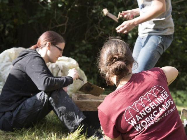 Lehmarbeiten | Foto: Hendrik Silbermann (ARTWORKs) Alle Teilnehmende sitzen auf dem Rasen. | Foto: Hendrik Silbermann (ARTWORKs)