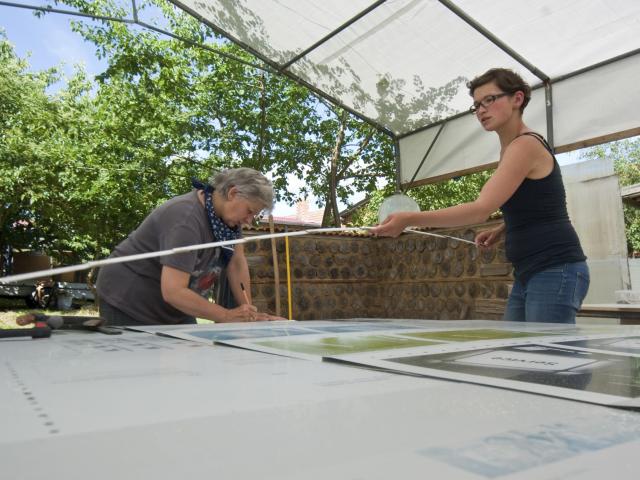 Vermessen der Druckplatten, welche als Fassade dienen sollen. | Foto: Hendrik Silbermann (ARTWORKs) Vermessen der Druckplatten, welche als Fassade dienen sollen. | Foto: Hendrik Silbermann (ARTWORKs)