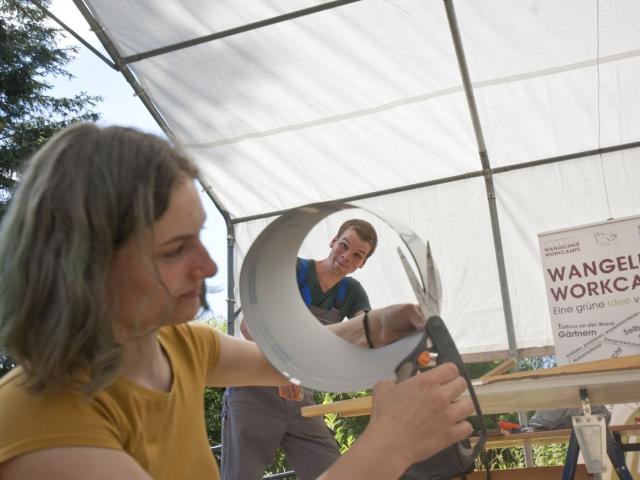 Zuschneiden von Außendekoration. | Foto: Hendrik Silbermann (ARTWORKs) Zuschneiden von Papier. | Foto: Hendrik Silbermann (ARTWORKs)