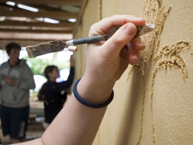 Feine Muster werden auf die Wand getragen. | Foto: Hendrik Silbermann (ARTWORKs) Feine Muster werden auf die Wand getragen. | Foto: Hendrik Silbermann (ARTWORKs)