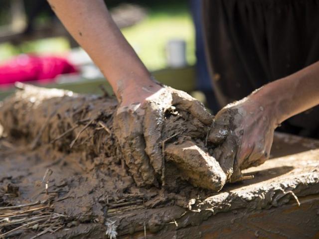 Lehmwickel | Foto: Hendrik Silbermann (ARTWORKs) Ein Lehmwickel wird von Händen geformt. | Foto: Hendrik Silbermann (ARTWORKs)