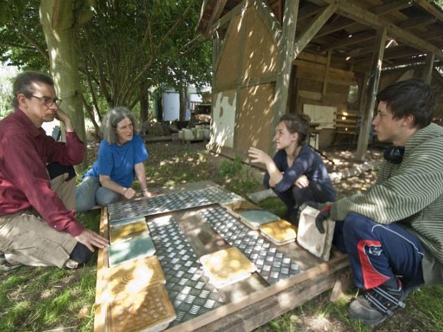 Der Fußboden wird gestaltet. | Foto: Hendrik Silbermann (ARTWORKs) Einige Teilnehmende sitzen im Kreis und gestalten den Fußboden. | Foto: Hendrik Silbermann (ARTWORKs)