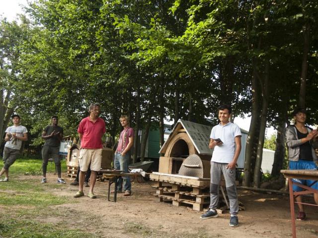 Abschlusspräsentation: Alle Teilnehmende erklären ihren Ofen. | Foto: Hendrik Silbermann (ARTWORKs) Abschlusspräsentation: Alle Teilnehmende erklären ihren Ofen. | Foto: Hendrik Silbermann (ARTWORKs)