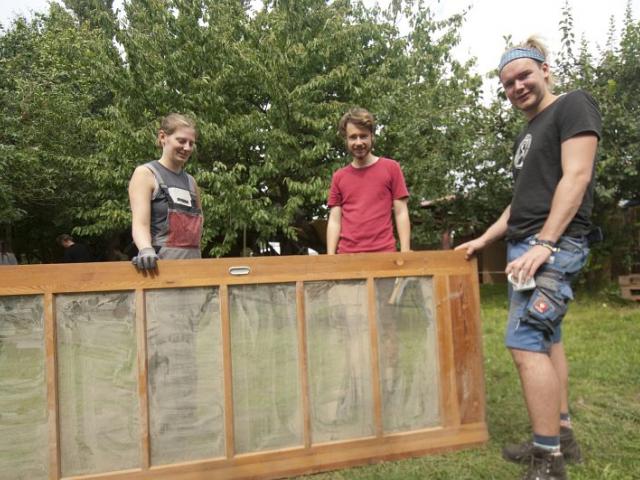 Einbau der Tür| Foto: Hendrik Silbermann (ARTWORKs) Einbau der Tür durch drei Teilnehmende. | Foto: Hendrik Silbermann (ARTWORKs)