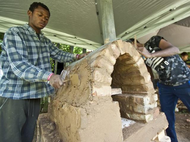 Bau des Lehmbackofens. | Foto: Hendrik Silbermann (ARTWORKs) Jugendlicher beim Bau des Lehmbackofens. | Foto: Hendrik Silbermann (ARTWORKs)
