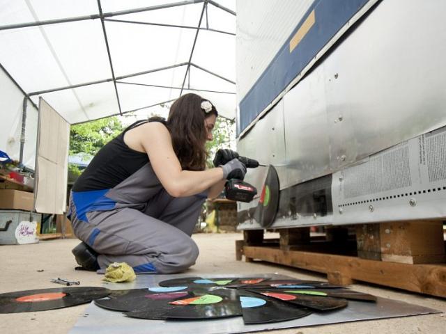 Gestaltung der Außenfassade. | Foto: Hendrik Silbermann (ARTWORKs) Gestaltung der Außenfassade durch eine junge Frau. | Foto: Hendrik Silbermann (ARTWORKs)