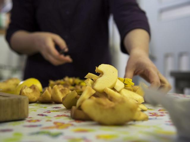 Rezeptwerkstatt | Foto: Hendrik Silbermann (ARTWORKs) Ein junger Mann schneidet Äpfel in der Küche. | Foto: Hendrik Silbermann (ARTWORKs)