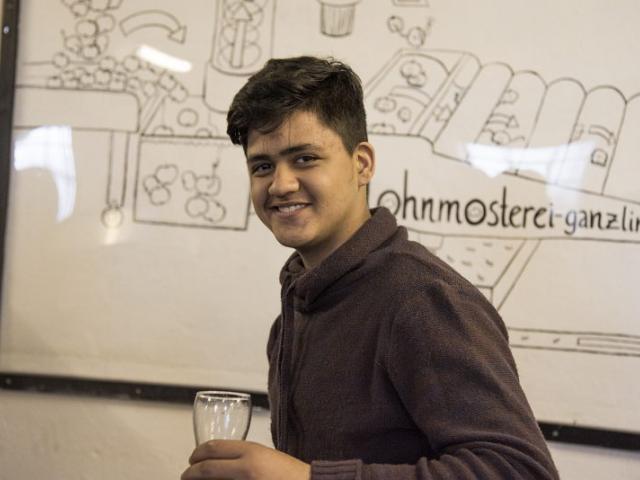 In der Ganzliner Lohnmosterei. | Foto: Hendrik Silbermann (ARTWORKs) Ein Teilnehmender steht in der Ganzliner Lohnmosterei. | Foto: Hendrik Silbermann (ARTWORKs)