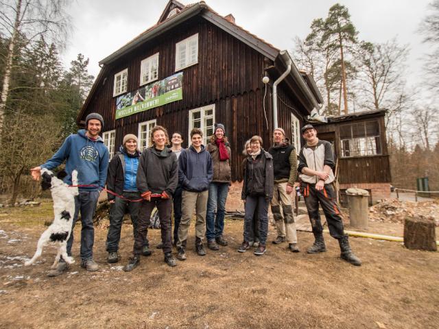 Gruppenbild vor dem Historischen Forstschreiberhaus in Eberswalde. | Foto: Hendrik Silbermann (ARTWORKs) Gruppenbild aller Teilnehmenden vor dem Historischen Forstschreiberhaus. | Foto: Hendrik Silbermann (ARTWORKs)